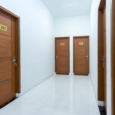 Super Oyo 839 Royal Guest House Медан Экстерьер фото